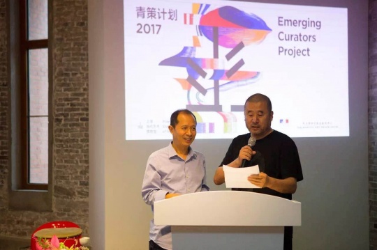 评委会委员侯瀚如与张培力宣布第三名获奖方案:
“光源度假村”——冯安怡、吕斯乔
侯瀚如评价“光源度假村”:展示的是我们的时代最具挑战性,又最被忽略的问题。这个问题也许是每个人如何适应经济、社会和政治模式的急速变动,以及其所引发的人际关系的危机。换言之,每个人如何在心理上应对现实的异化排斥。“心理治疗”是否是一种有效的手段?或者是制造幻觉的安慰剂?此计划透过邀请十多位艺术家以多样的作品共同形成一个整体的环境,让人们进入到直接的心理治疗的体验过程,并对其有效性以及当代社会的性质提出质询。
评委会委员侯瀚如与张培力宣布第三名获奖方案:
“光源度假村”——冯安怡、吕斯乔
侯瀚如评价“光源度假村”:展示的是我们的时代最具挑战性,又最被忽略的问题。这个问题也许是每个人如何适应经济、社会和政治模式的急速变动,以及其所引发的人际关系的危机。换言之,每个人如何在心理上应对现实的异化排斥。“心理治疗”是否是一种有效的手段?或者是制造幻觉的安慰剂?此计划透过邀请十多位艺术家以多样的作品共同形成一个整体的环境,让人们进入到直接的心理治疗的体验过程,并对其有效性以及当代社会的性质提出质询。