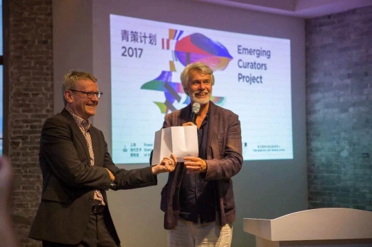 评委会委员克里斯·德尔康(Chris Dercon)和马克·维格利(Mark Wigley)宣布第二名获奖方案:
“I-N-D-E-X 索-引”——冯立星、史纪、吴有
克里斯·德尔康认为该项目的策展人通过不同的“岛屿”将艺术作品进行评估,他们提出了将艺术作品进行分类想法。这次展览以实验室的形式呈现,阐述了艺术和作品的重塑与教育意义,同时也阐明了美术馆、艺术史的定位与定义。整个展览,整个环境,通过空间和视觉图像化的作品、数据收集和记忆重现都令我们回想起Hubert Damisch、Richard Hamilton与Sarat Maharaj的展览,正是这些实践家和思想家定义了传统的策展模式。
评委会委员克里斯·德尔康(Chris Dercon)和马克·维格利(Mark Wigley)宣布第二名获奖方案:
“I-N-D-E-X 索-引”——冯立星、史纪、吴有
克里斯·德尔康认为该项目的策展人通过不同的“岛屿”将艺术作品进行评估,他们提出了将艺术作品进行分类想法。这次展览以实验室的形式呈现,阐述了艺术和作品的重塑与教育意义,同时也阐明了美术馆、艺术史的定位与定义。整个展览,整个环境,通过空间和视觉图像化的作品、数据收集和记忆重现都令我们回想起Hubert Damisch、Richard Hamilton与Sarat Maharaj的展览,正是这些实践家和思想家定义了传统的策展模式。