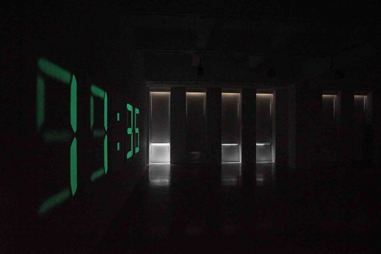 “菲利普·帕雷诺：共此时”三楼展厅，墙面的磷光数字未有在暗黑的环境下才会慢慢凸显出来。然而观众却往往不知道到底还要多久，才可以等到空间由透亮到完全黑暗。
