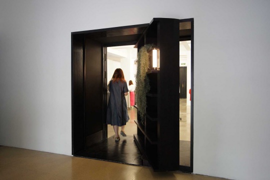 “菲利普·帕雷诺：共此时”一楼展厅入门处设置的旋转书架
