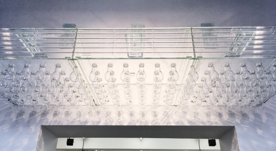 “菲利普·帕雷诺：共此时”三楼展厅入口处悬挂着帕雷诺2015年纽约公园大道军械库个展的其中一件灯箱装置
