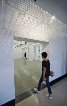 “菲利普·帕雷诺：共此时”三楼展厅入口处悬挂着帕雷诺2015年纽约公园大道军械库个展的其中一件灯箱装置
