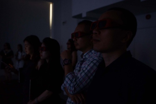 观众佩戴3D眼镜观看影片
