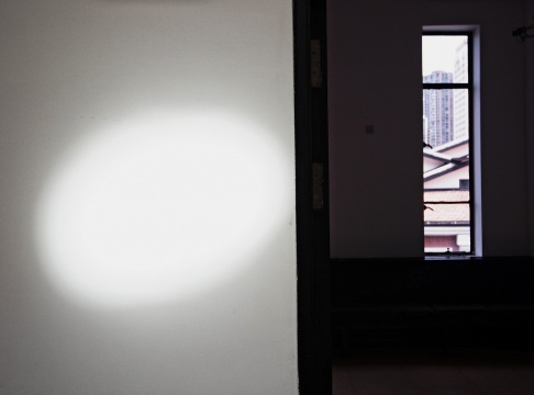 “菲利普·帕雷诺：共此时”四楼展厅，光斑随着时间的流转产生位移
