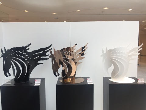 孙鸥《生肖黑马》、《生肖金马》、《生肖黑马-2》 100×60×40cm 不锈钢喷漆 2017

¥12000（每个）
