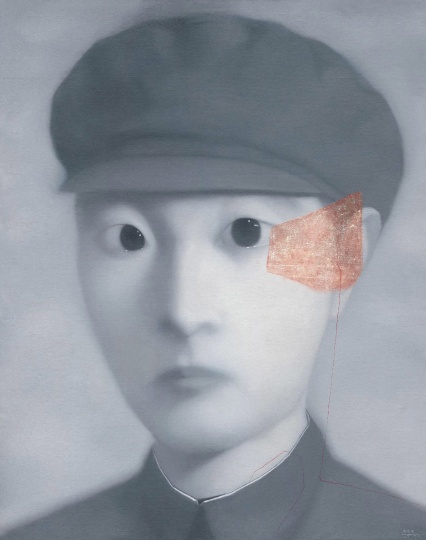 张晓刚 《血缘:同志第一百二十号》 190×150cm 布面油画 1998
以97.92万美元(约合人民币790.2万元)成交于2006纽约苏富比
2011年,尤伦斯男爵夫妇在香港蘇富比的春秋拍中均举办了“尤伦斯重要当代艺术收藏:破晓——当代中国艺术的追本溯源”专场,共推出196件作品,斩获4.59亿港元。自此,部分中国当代艺术早期的重要作品进入新的收藏阶段,但仍然有部分作品经历好几次在二级市场的飘零,至今前途依然尚未明朗。
张晓刚 《血缘:同志第一百二十号》 190×150cm 布面油画 1998
以97.92万美元(约合人民币790.2万元)成交于2006纽约苏富比
2011年,尤伦斯男爵夫妇在香港蘇富比的春秋拍中均举办了“尤伦斯重要当代艺术收藏:破晓——当代中国艺术的追本溯源”专场,共推出196件作品,斩获4.59亿港元。自此,部分中国当代艺术早期的重要作品进入新的收藏阶段,但仍然有部分作品经历好几次在二级市场的飘零,至今前途依然尚未明朗。
