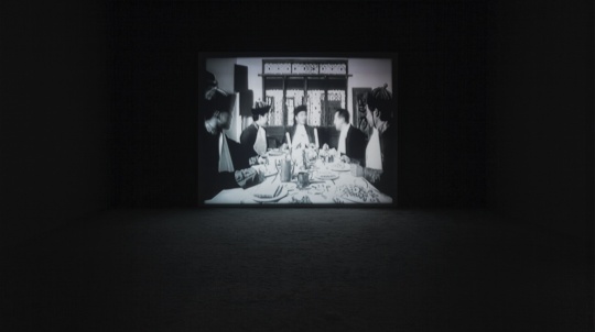 《必须》 片长9分17秒循环播放 黑白单屏电影 1996年 图片来自余德耀美术馆
