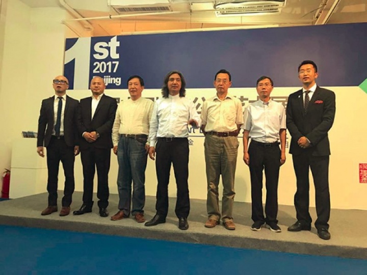 策展人马得、重庆文商投资控股集团董事局主席刘浪、北京一号地艺术园区理事长张文宝、本次展览学术总主持、总策划、中国城市雕塑协会主席、中国美术馆馆长吴为山、原中国驻法大使馆公使衔文化参展吕军、腾讯高级顾问、原文化部办公厅副主任陈发奋、今日美术馆馆长高鹏博士
策展人马得、重庆文商投资控股集团董事局主席刘浪、北京一号地艺术园区理事长张文宝、本次展览学术总主持、总策划、中国城市雕塑协会主席、中国美术馆馆长吴为山、原中国驻法大使馆公使衔文化参展吕军、腾讯高级顾问、原文化部办公厅副主任陈发奋、今日美术馆馆长高鹏博士