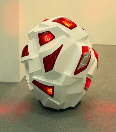 周文斗 《倒车系列3》 120×100×100cm 不锈钢烤漆、车灯 2014
周文斗 《倒车系列3》 120×100×100cm 不锈钢烤漆、车灯 2014
