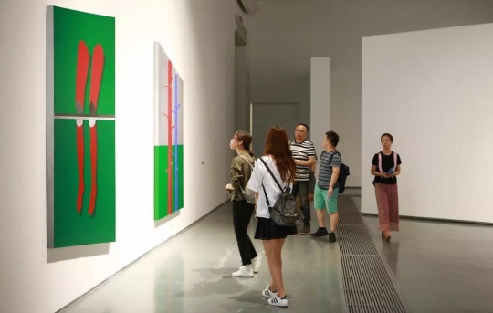 在蜂巢主展厅,看冷广敏“解剖”一床席梦思 在蜂巢主展厅,看冷广敏“解剖”一床席梦思