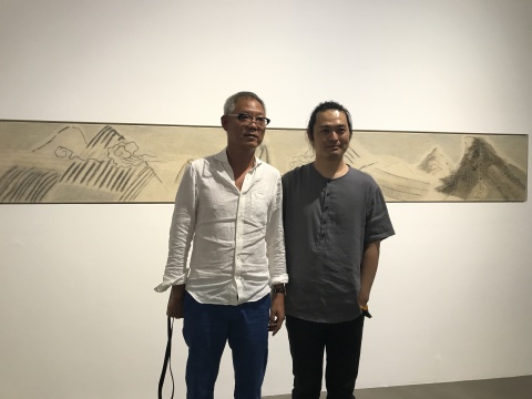 艺术家 卞青(右)
艺术家 卞青(右)