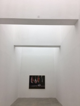 在营造出的教堂空间展示作品突显献祭意味
在营造出的教堂空间展示作品突显献祭意味