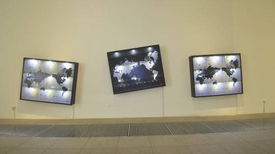 《我们的世界》150×120cm×3 丝网版、木头、树脂、Led灯 2017
《我们的世界》150×120cm×3 丝网版、木头、树脂、Led灯 2017