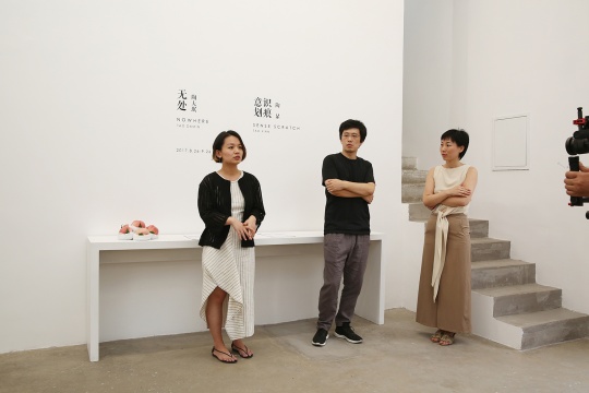 展览开幕式，左起：艺术家陶显、艺术家陶大珉、指纹画廊创始人之一郝听