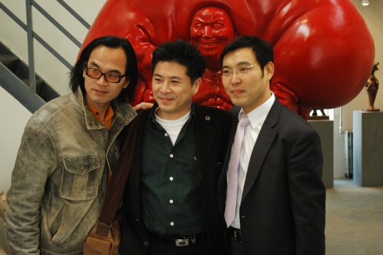 与中国艺术家陈文令(左)合影(2006)
与中国艺术家陈文令(左)合影(2006)