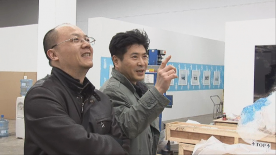 李圆一与中国艺术家缪晓春,两人在展览现场商量布展方案
李圆一与中国艺术家缪晓春,两人在展览现场商量布展方案