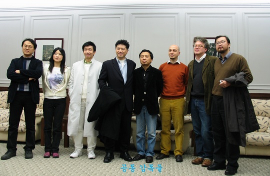 第六届上海双年展(2006)的策展团队,从左到右分别为:高士明(中国)、肖小兰(中国)、林书民(美国)、李圆一、黄笃(中国)、马拉涅罗(意大利)、沃特金斯(英国)、张晴(中国)
第六届上海双年展(2006)的策展团队,从左到右分别为:高士明(中国)、肖小兰(中国)、林书民(美国)、李圆一、黄笃(中国)、马拉涅罗(意大利)、沃特金斯(英国)、张晴(中国)