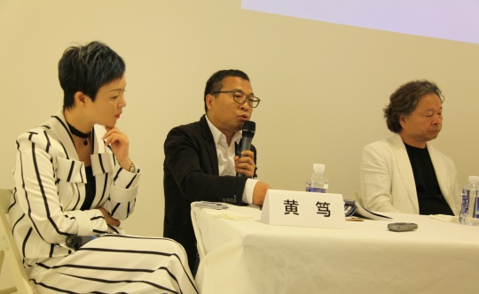 左起:艺琅国际谢蓉、黄笃(独立策展人)、尹晋燮(李圆一先生追思委员会会长、艺术评论家)、.
左起:艺琅国际谢蓉、黄笃(独立策展人)、尹晋燮(李圆一先生追思委员会会长、艺术评论家)、.