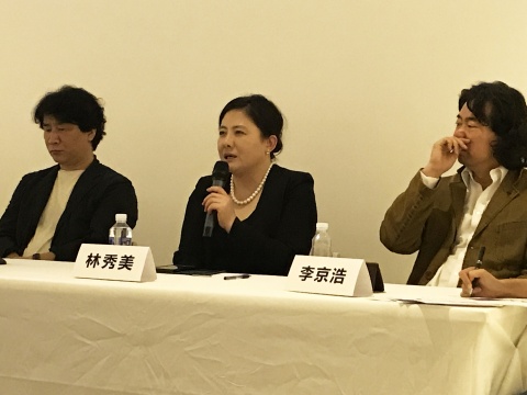 左起:金圣镐(《策展人李圆一评传》作者、独立策展人、艺术评论家)、林秀美(李圆一遗孀)、李京浩(韩国艺术家)
左起:金圣镐(《策展人李圆一评传》作者、独立策展人、艺术评论家)、林秀美(李圆一遗孀)、李京浩(韩国艺术家)