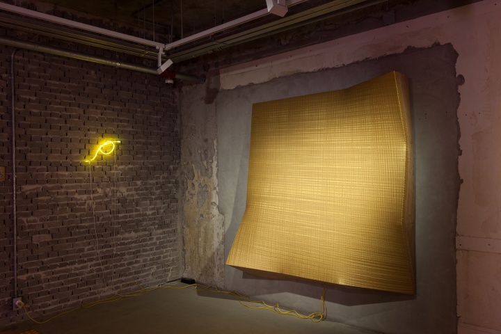 《衍生物--金》195x200cm 综合材料（丙烯、霓虹灯、木材）2015
