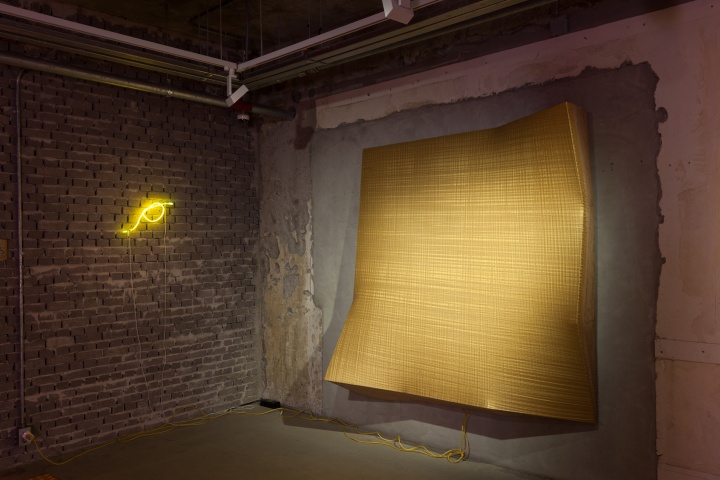 《衍生物--金》195x200cm 综合材料(丙烯、霓虹灯、木材)2015
《衍生物--金》195x200cm 综合材料(丙烯、霓虹灯、木材)2015