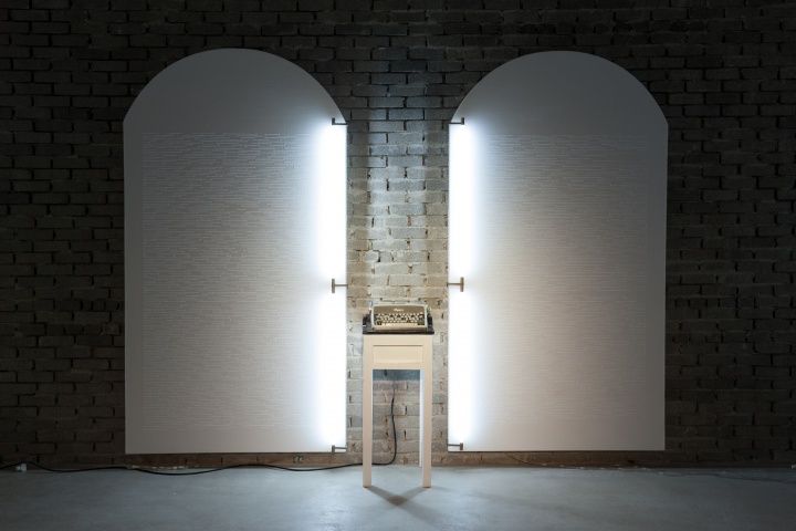 《1.2.1.1.3….》220x115x2cm、38x32x90cm 综合材料 2011-2012
《1.2.1.1.3….》220x115x2cm、38x32x90cm 综合材料 2011-2012