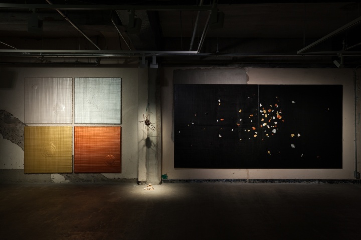 《把他抛向空中》180cm x 180cm x 2、100cm x 100cm x 4、40cm x 40cm x 150cm 布面丙烯综合技法,紫铜,铁,瓷砖 2015 《把他抛向空中》180cm x 180cm x 2、100cm x 100cm x 4、40cm x 40cm x 150cm 布面丙烯综合技法,紫铜,铁,瓷砖 2015