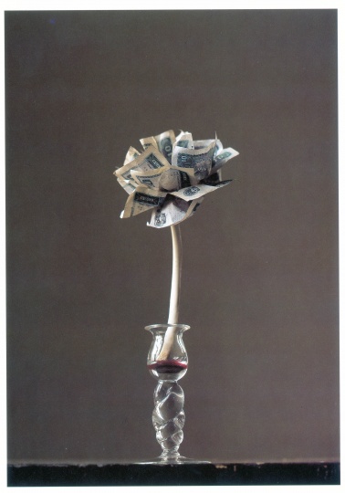 《一个童话》 12×12×36cm 人民币、肋骨、血、玻璃 1994/2007 (图片由尤伦斯当代艺术中心提供)
《一个童话》 12×12×36cm 人民币、肋骨、血、玻璃 1994/2007 (图片由尤伦斯当代艺术中心提供)