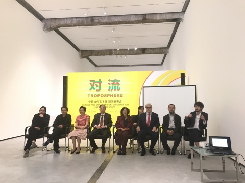 “对流——中巴当代艺术展”发布会现场嘉宾接受媒体采访
