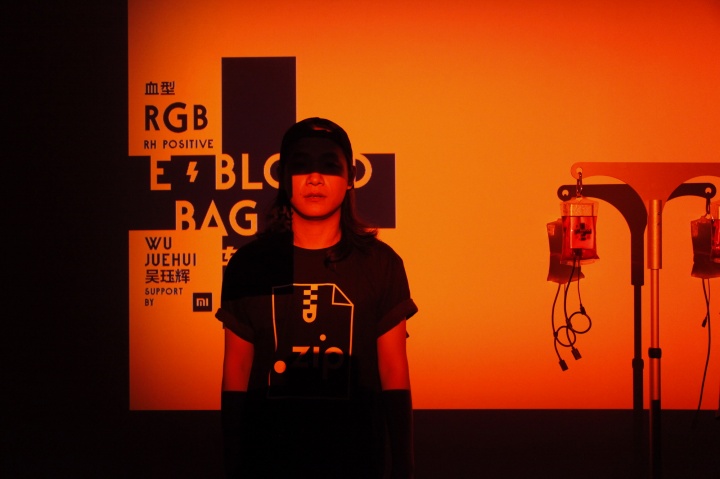展览的最后阶段，策展人吴珏辉作品《电血袋》似乎在为这个需要电的电子设备时代充电
