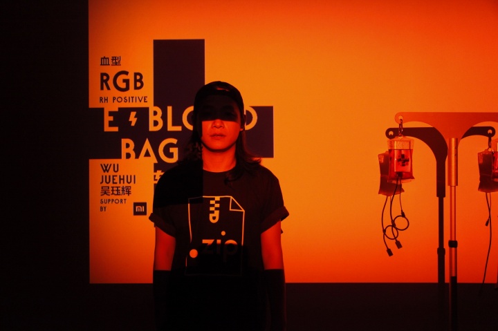 展览的最后阶段,策展人吴珏辉作品《电血袋》似乎在为这个需要电的电子设备时代充电
展览的最后阶段,策展人吴珏辉作品《电血袋》似乎在为这个需要电的电子设备时代充电