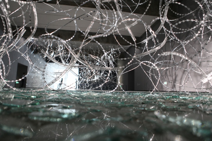 北京民生现代美术馆个展“边界/空间”展出的装置《溢光》铁丝网、玻璃管、碎玻璃 尺寸可变
北京民生现代美术馆个展“边界/空间”展出的装置《溢光》铁丝网、玻璃管、碎玻璃 尺寸可变