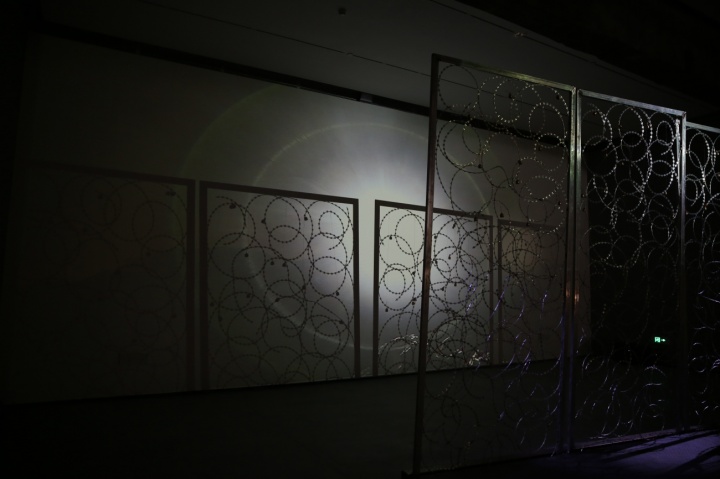 北京民生现代美术馆个展“边界/空间”展出的作品《界》 铁丝网、机械装置、影像 340×600cm
北京民生现代美术馆个展“边界/空间”展出的作品《界》 铁丝网、机械装置、影像 340×600cm