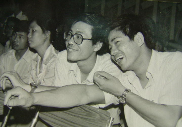 上世纪80年代初,王璜生创建了“汕头青年美协”。图为1982年汕头青年美协活动,与郑林华等一起
上世纪80年代初,王璜生创建了“汕头青年美协”。图为1982年汕头青年美协活动,与郑林华等一起
