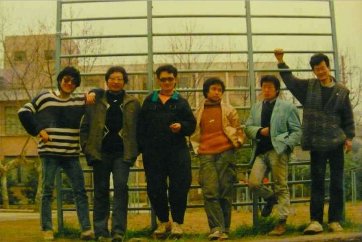 1987年,王璜生(左一)与南京艺术学院同学们
1987年,王璜生(左一)与南京艺术学院同学们