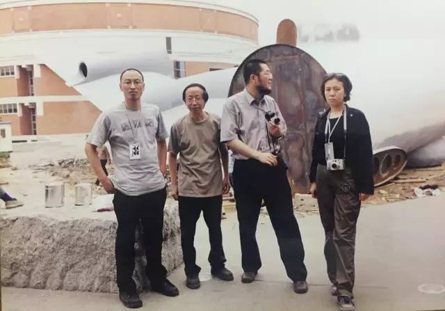 2002年“首届广州三年展”期间与策展人冯博一(左一)、艺术家黄永砯(左二)和“三年展”办公室主任郭晓彦(右一)
2002年“首届广州三年展”期间与策展人冯博一(左一)、艺术家黄永砯(左二)和“三年展”办公室主任郭晓彦(右一)