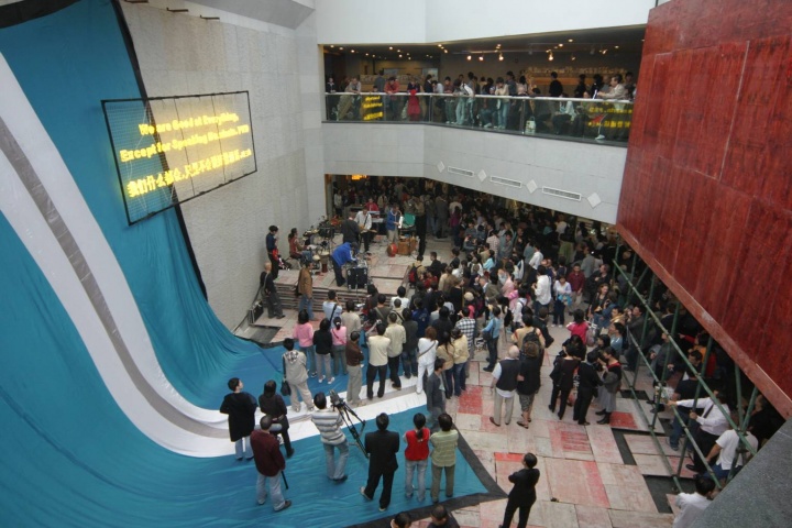 2005年“第二届广州三年展”现场
2005年“第二届广州三年展”现场