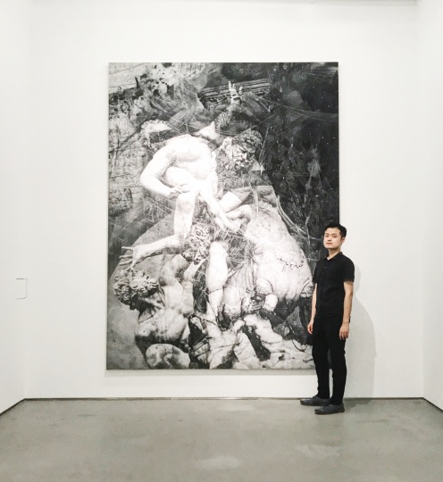 艺术家张云垚在个展现场
艺术家张云垚在个展现场