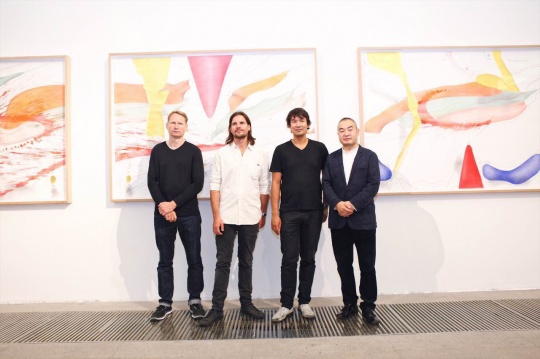 自左至右：艺术家大卫·施奈尔、迈克尔·塞尔斯托夫、赛巴斯蒂安·里默与孙永增馆长
