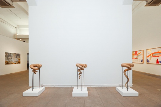 阿丽佳·柯维德(Alicja Kwade)《类群-扩张之4-6【TBC】》130x60x60cm/件 大理石、钢材、木材、漆 2017
阿丽佳·柯维德(Alicja Kwade)《类群-扩张之4-6【TBC】》130x60x60cm/件 大理石、钢材、木材、漆 2017