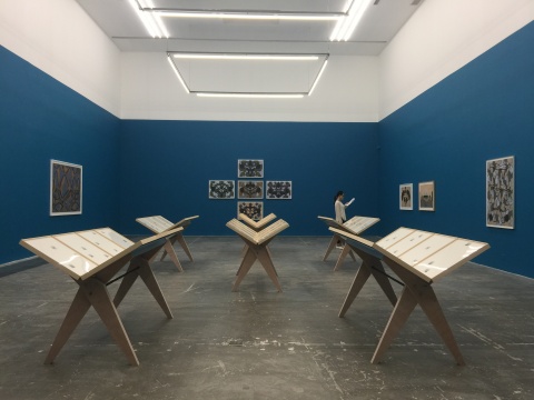 唐茂宏“河床”香格纳画廊展览现场，展厅的墙壁也刷成了蓝色调以配合主题
