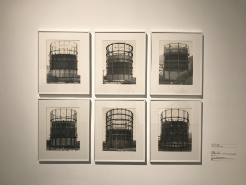 希拉·贝歇、伯恩·贝歇《储气罐 缩叠式旅行袋1-6》56.5×46.5cm 1998 希拉·贝歇、伯恩·贝歇《储气罐 缩叠式旅行袋1-6》56.5×46.5cm 1998
