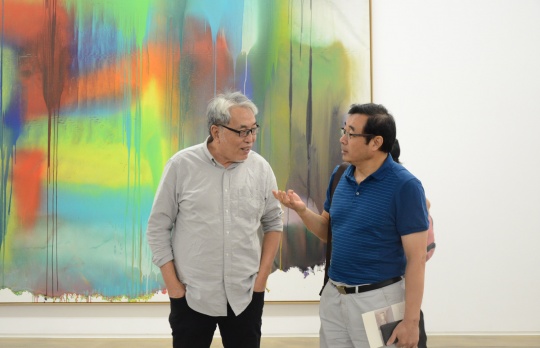 观展者在卡塔琳娜·格罗斯作品前
观展者在卡塔琳娜·格罗斯作品前