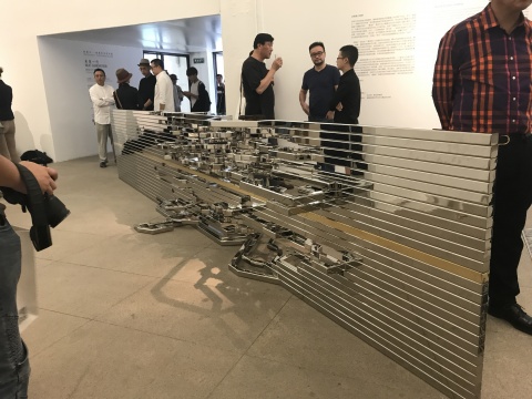 阿丽佳·柯维德(Alicja Kwade)《节拍》105x600x108cm 不锈钢、黄铜 2017
阿丽佳·柯维德(Alicja Kwade)《节拍》105x600x108cm 不锈钢、黄铜 2017