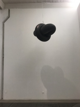 迈克尔·塞尔斯托夫(Michael Sailstorfer)《云》 80x60 x30cm 2个卡车轮胎内胎 2002 迈克尔·塞尔斯托夫(Michael Sailstorfer)《云》 80x60 x30cm 2个卡车轮胎内胎 2002
