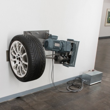 迈克尔·塞尔斯托夫(Michael Sailstorfer)《时间不是高速公路-巴塞尔》80 x 95 x 65cm 轮胎,铁,电机,电,墙 2011
迈克尔·塞尔斯托夫(Michael Sailstorfer)《时间不是高速公路-巴塞尔》80 x 95 x 65cm 轮胎,铁,电机,电,墙 2011