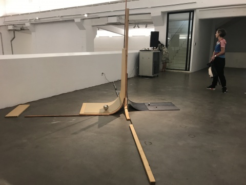阿丽佳·柯维德(Alicja Kwade)《保守的力量吸引(2)》250x250x250cm 木材、黄铜、玻璃、钢、铜、铝、中密度纤维板20件 2017
阿丽佳·柯维德(Alicja Kwade)《保守的力量吸引(2)》250x250x250cm 木材、黄铜、玻璃、钢、铜、铝、中密度纤维板20件 2017