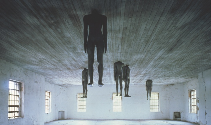 1991《学会思考》，美国查尔斯顿旧监狱（艺术家和常青画廊，圣吉米那诺 / 北京 / 穆林 / 哈瓦那。©Antony Gormley）

1994获特纳奖
