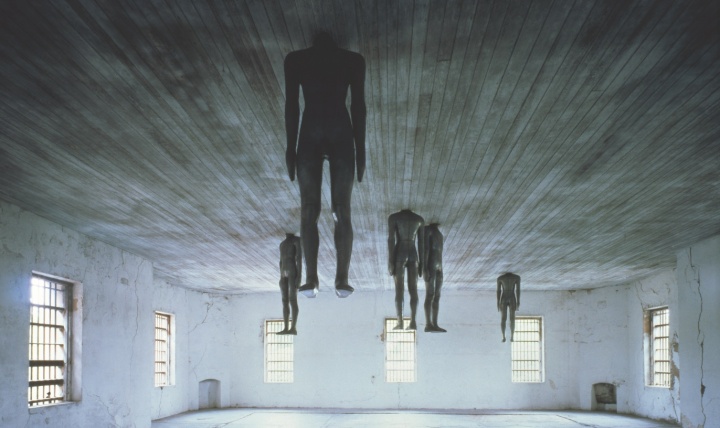 1991《学会思考》,美国查尔斯顿旧监狱(艺术家和常青画廊,圣吉米那诺 / 北京 / 穆林 / 哈瓦那。©Antony Gormley)
1994获特纳奖
1991《学会思考》,美国查尔斯顿旧监狱(艺术家和常青画廊,圣吉米那诺 / 北京 / 穆林 / 哈瓦那。©Antony Gormley)
1994获特纳奖