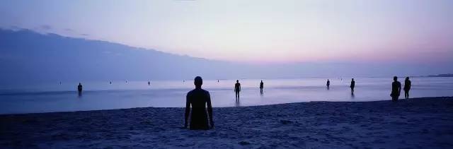 1997《Another Place》
从德国库克斯海港开始、并延展到挪威、奥地利、美国等其他国家和地区,葛姆雷从自己的身上倒模制成了100件真人大小的铸铁雕塑,每一件身高189cm,重约650公斤,然后将它们散落在利物浦的克罗斯比海滩、长达2英里的范围之内
1999获伦敦南岸视觉艺术奖
1997《Another Place》
从德国库克斯海港开始、并延展到挪威、奥地利、美国等其他国家和地区,葛姆雷从自己的身上倒模制成了100件真人大小的铸铁雕塑,每一件身高189cm,重约650公斤,然后将它们散落在利物浦的克罗斯比海滩、长达2英里的范围之内
1999获伦敦南岸视觉艺术奖
